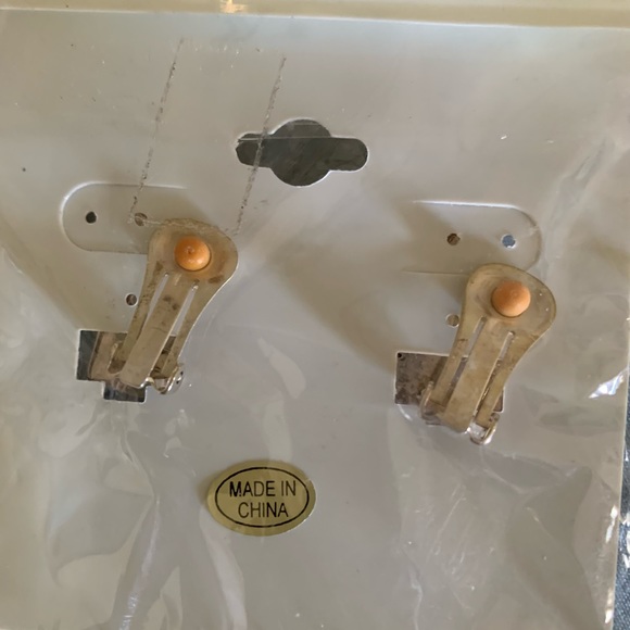 NWT 3D Clip on Christmas present Earrings - Picture 3 of 3